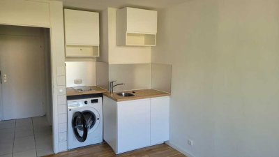 Expat welcome! Sofort frei, U-Bahn "Rotkreuzplatz", 1 Zimmer, Balkon, 4.OG Blick in grünen Innenhof