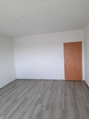Helle 2-Zi-WHG nach Komplett-Renovierung: Balkon & Möblierung möglich