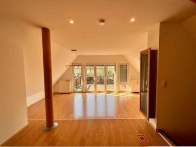 Moderne Dachgeschosswohnung mit Blick ins Grüne