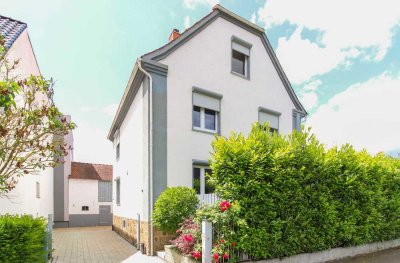 Sofort wohlfühlen: Modernes, kernsaniertes 7-Zi.-EFH inkl. Scheune in zentraler Lage von Heuchelheim