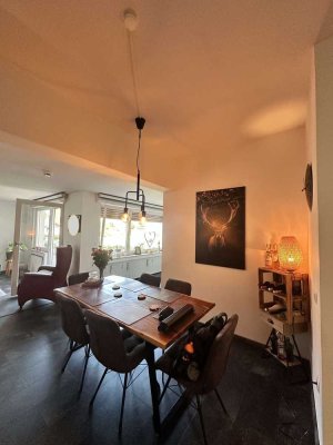Erdgeschoss mit Gartenfläche · Wohnung + 2 Abstellgaragen