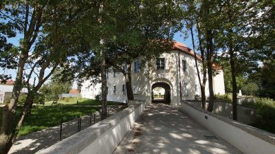 Große 3 Zimmer-Wohnung im Schloss Geltolfing