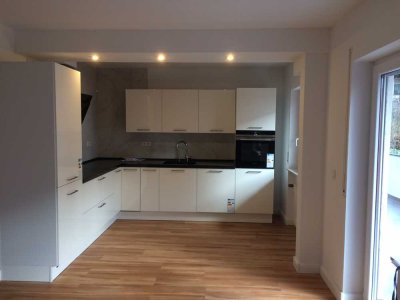 Exklusive 2-Zimmer Wohnung mit hochwertiger Küche  in Aschaffenburg-Damm