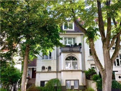 Charmante 2 -Zimmer Altbauwohnung in Jugendstilvilla – renoviert, Uninähe, Balkon und Dachterasse