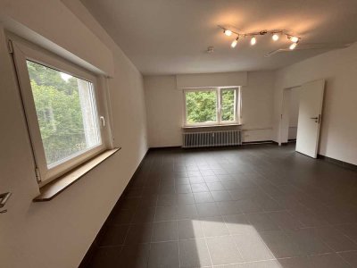 Vollständig renovierte 3-Zimmer-Wohnung mit Einbauküche nahe der Wackerfabrik mit viel Natur