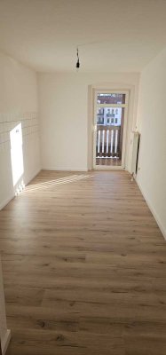 RESERVIERT: Frisch renovierte 3-Raumwohnung mit Balkon zu vermieten