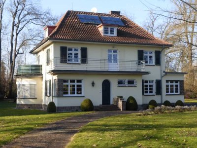 Wohnen in einer Villa im Park einer historischen Wasserburganlage