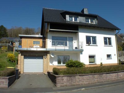 Großzügiges Zweifamilienhaus mit schönen Gartengrundstück