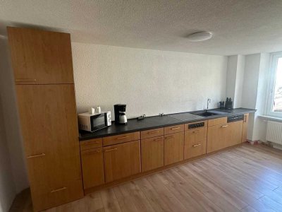 Renovierte, möblierte 3 Zimmer Altbauwohnung direkt im Zentrum