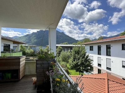 Moderne 4-Zimmer-Wohnung mit Bergblick, zwei Bädern & zwei Tiefgaragenstellplätzen