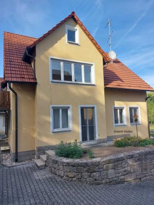 Schönes Ein-/Zweifamilienhaus mit Nebengebäuden