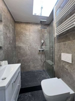 Frisch renoviertes Penthouse mit rundum Balkon, 2 Bäder & Aufzug
