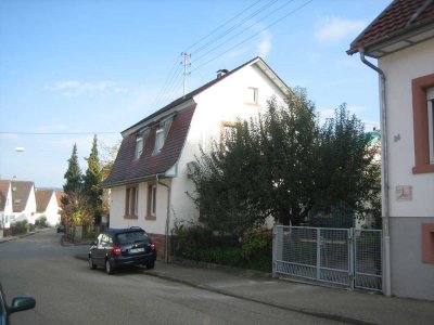 Liebe- und geschmackvoll saniertes und renoviertes Wohnhaus mit schön angelegtem Garten