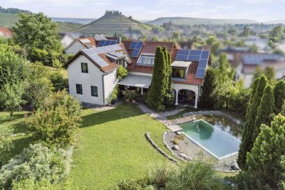 Gehobene Villa mit schön angelegtem Garten und Naturpool, PV und Doppelgarage