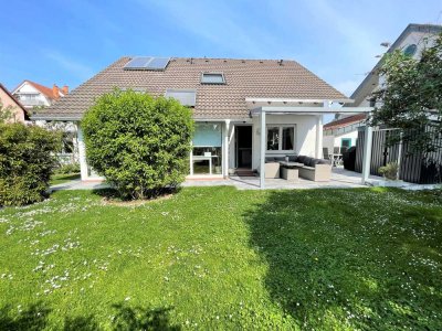 Traumhaftes, freistehendes Einfamilienhaus mit Doppelgarage und sonnigem Garten
