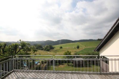 Schöne 3 Zi-Whg mit großer Dachterrasse in ruhigem 3-Familienhaus,1.OG (DG), PKW-Stellplatz!