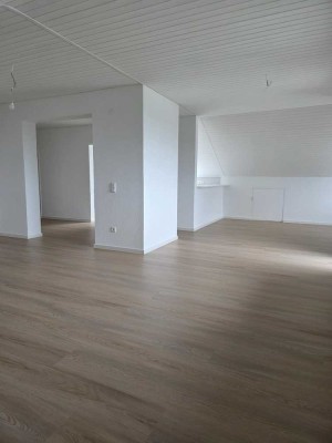 Moderne 3,5 Zimmer-DG-Wohnung mit Südbalkon