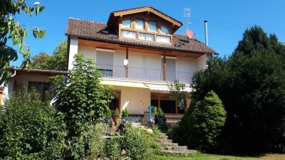 Freistehendes Einfamilienhaus mit großem Garten, 3 Garagen, Carport in Knittlingen (Stadt)
