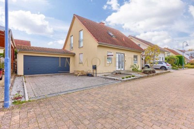 Freistehendes Einfamilienhaus mit Doppelgarage und Garten in toller Lage! Sofort Bezugsbereit!
