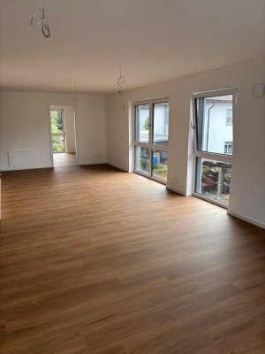 Neuwertige 4-Zimmer-Wohnung mit Balkon in Straubing