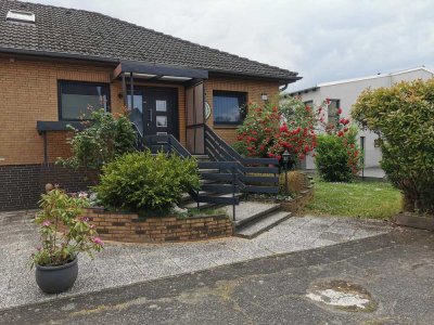Großes, exklusives Einfamilienhaus (mit Souterrain-Wohnung)
