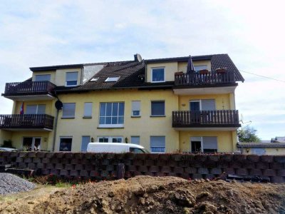 Preiswerte 3 Zimmer DG Wohnung mit Balkon in Rüber