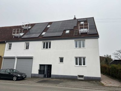 Erstbezug nach Sanierung mit Balkon und EBK: Geschmackvolle 3-Zimmer-Wohnung in Schömberg