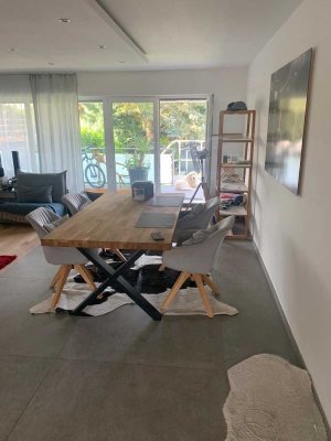 Geschmackvolle, neuwertige 3-Raum-Wohnung mit gehobener Innenausstattung mit Loggia und eigen Garten