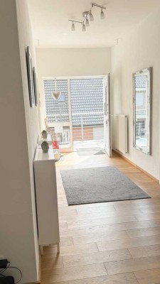 Freundliche, sonnige Single-Wohnung - 2 geräumige Zimmer, EBK, Bad sucht freundlichen Menschen!