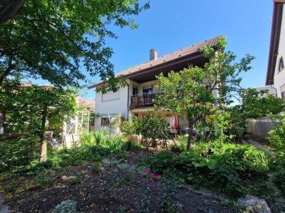 Freistehendes Einfamilienhaus mit Potential zum Mehrfamilienhaus und großem Garten!