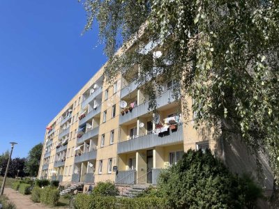 Einzug sofort möglich: Solide 4-Zimmer-Wohnung mit Balkon