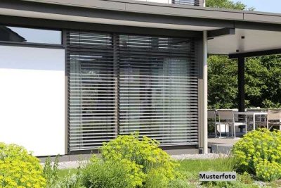 Freistehender Bungalow nebst Gartenhaus