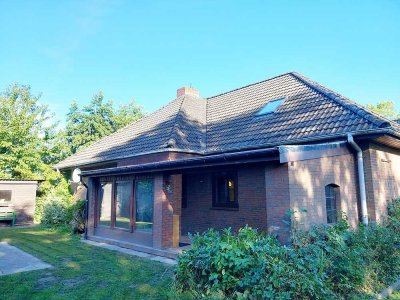 Schmuckes Einfamilienhaus mit Garage und großem Grundstück in Helse bei Marne zu verkaufen