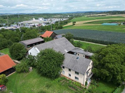 Hofstelle mit sehr guter Bausubstanz, bestehend aus Wohnhaus, Scheune, Stall & Maschinenhalle