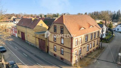 Viel Platz & Potenzial: EFH mit 8 Zimmern, Innenhof & Nebengelass auf großem Grundstück