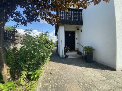 Sanierungsbedürftiges Zweifamilienhaus in ruhiger Lage in Neustadt/WN zu verkaufen!