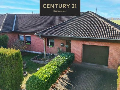 Stilvolle Doppelhaushälfte im Bungalowstil – Wohnen auf einer Ebene mit Gartenidylle