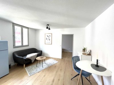 Zentrale und helle 2-Zimmer Wohnung voll möbliert + Stellplatz