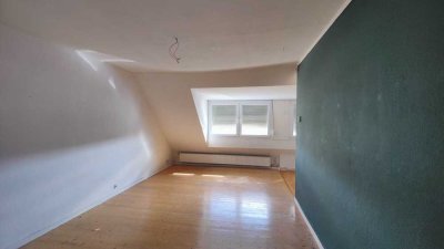 Schöne geräumige  2-Zimmer-Altbaudachgeschosswohnung in Frankfurt am Main