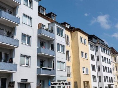 2-Familienhaus mit Garagengebäude und Halle