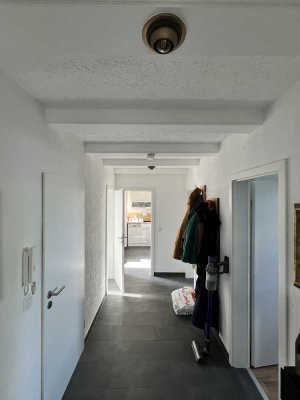 Modernisierte DG-Wohnung mit drei Zimmern sowie Balkon und Einbauküche in Haltern/Sythen