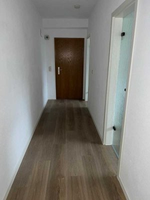 Renoviert und bezugsfertig, sonnige 2 Zimmer Wohnung mit Balkon und Garage, Lüd.- Musikantenviertel