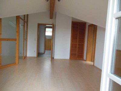 Helle 2-Zi DG-Wohnung mit Balkon in Schwindegg