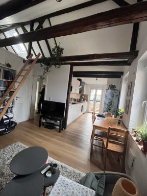 Galerie-Altbau-Wohnung mit Sonnenbalkon, EBK und Tageslichtbad im energetisch sanierten Stadthaus