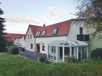 Doppelhaushälfte mit Wintergarten und Bungalow