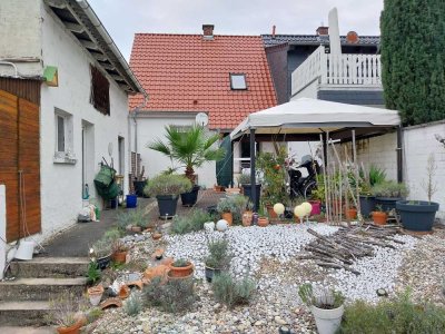 Doppelhaushälfte mit Garten, Nebengebäude und Stellplatz