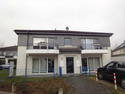 Helle, geräumige 2-Zimmerwohnung -- Sonnenbalkon -- Fensterbad -- Garage