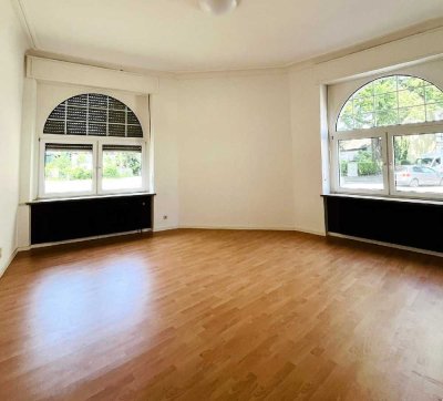 **Erdgeschosswohnung mit hohen Decken und Stuck**