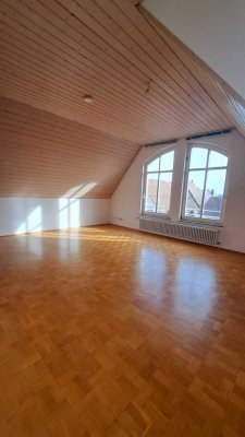 Lichtdurchflutete ruhige Dachgeschosswohnung mit Tageslichtbad, EBK, Aufzug & Tiefgaragenstellplatz