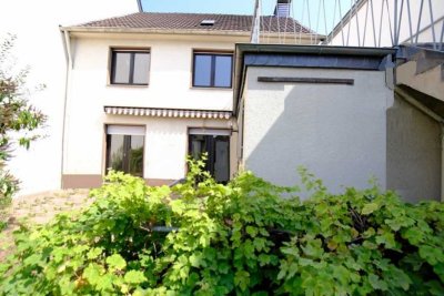 Gepflegte Immobilie mit 6 Zimmer, Garage und Baugrundstück in zentraler Lage in Troisdorf-Spich